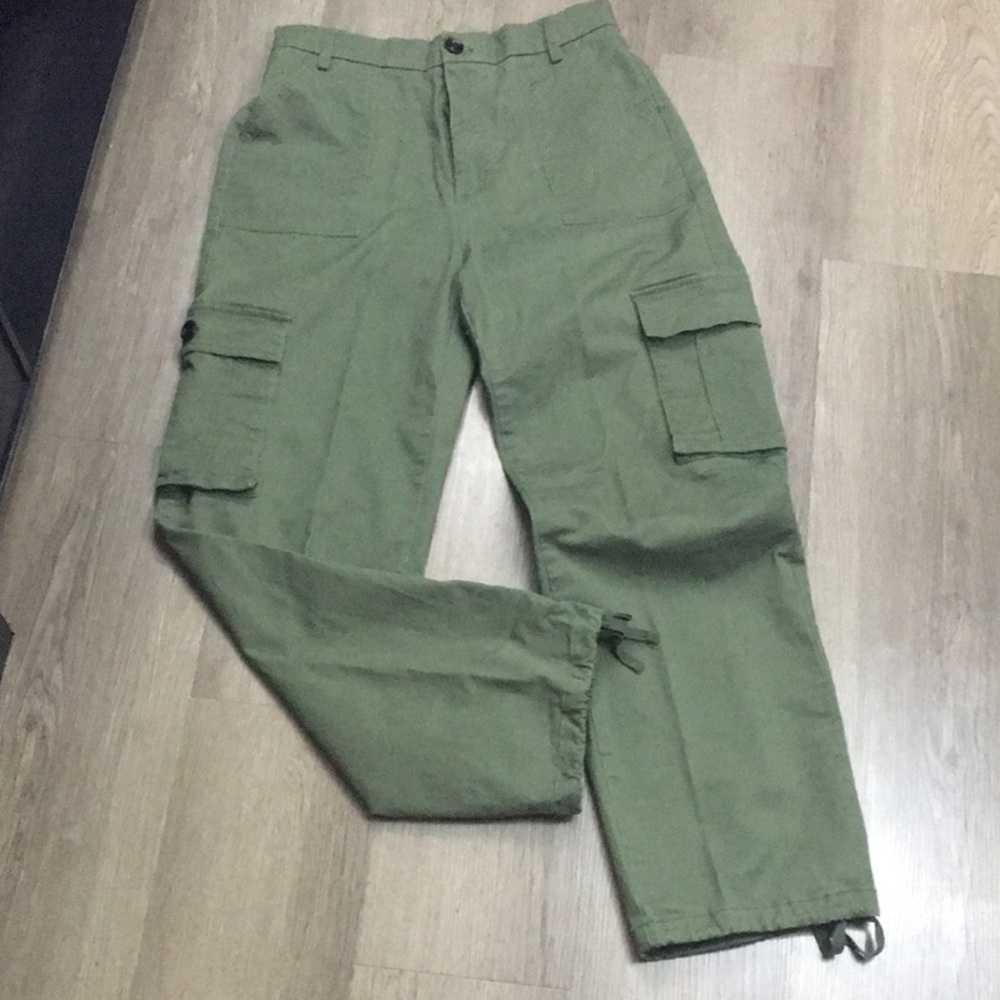 Women's Pea Green Cargo Pants Size: Medium